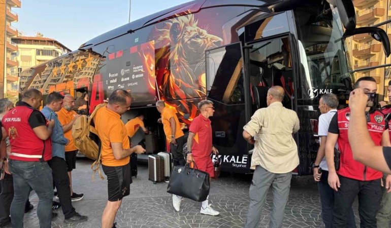 galatasaray-ligin-ilk-maci-icin-gaziantepte-FA3RtPnW.jpg