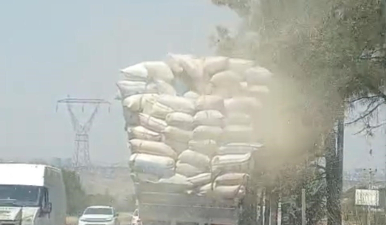 kamyondan-yola-dokulen-saman-trafigi-tehlikeye-soktu-4g6Mf9cn.jpg