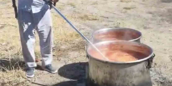 Salçayı ot biçme makinesi ile karıştırdı