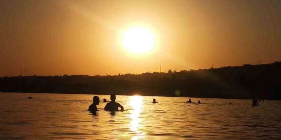 Ahlat’ta Günbatımıyla Van Gölü’nde Serinleyen Vatandaşlar