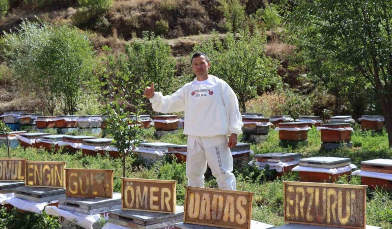 arilardan-yazi-yazdiran-dogankoy-bal-ureticisi-salim-eserin-farkindalik-projesi-1DvOfxIy.jpg