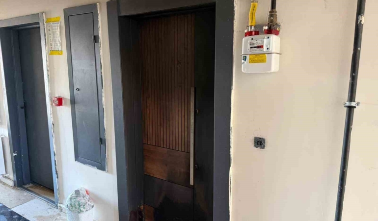 baglarda-bir-apartmanda-cikan-yangin-4kisi-etkilendi-ev-kullanilamaz-hale-geldi-b1BhvWH3.jpg