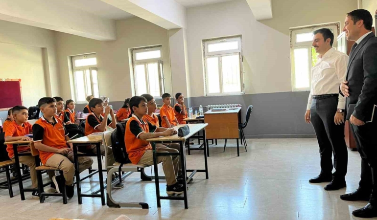 diclede-yeni-egitim-ogretim-yili-kdv-kaymakam-ve-yetkililerden-okul-ziyareti-SawVpdYf.jpg