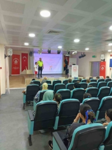 diyarbakir-trafik-egitimiyle-ogrenciler-ve-veliler-icin-guvenli-yolda-adimlar-8ipqPeeL.jpg