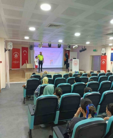 diyarbakir-trafik-egitimiyle-ogrenciler-ve-veliler-icin-guvenli-yolda-adimlar-8ipqPeeL.jpg