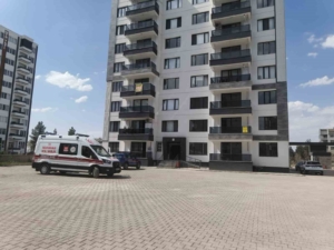 diyarbakirda-apartmanda-cop-kavgasi-2-yarali-1-gozalti-DrNkDLkY.jpg