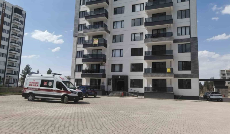 diyarbakirda-apartmanda-cop-kavgasi-2-yarali-1-gozalti-DrNkDLkY.jpg