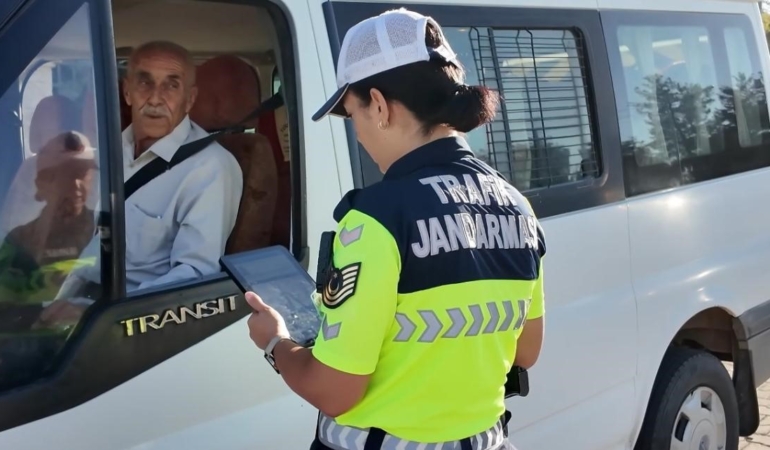 diyarbakirda-jandarma-trafik-denetimleri-17-ilcede-yeni-egitim-ogretim-yili-baslarken-surekliligini-surduruyor-D4zBLmcP.jpg