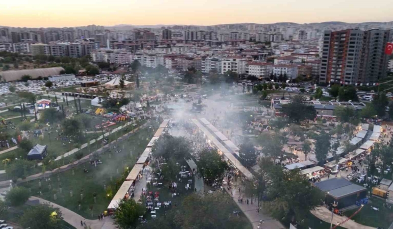 gaziantep-gastroantep-festivalinde-dumanlar-gokyuzunu-sardi-kebap-ustalari-ve-ziyaretciler-coskuyu-yasadi-IeAIFG8t.jpg