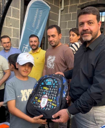 mehmet-bozkustan-yeni-egitim-yilinda-ogrencilere-kirtasiye-destegi-mutlu-veliler-ve-ilham-verici-anlar-x7Gw4qc9.jpg