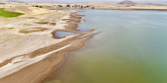 Patnos Barajı Kıyılarında Kuraklığın İzleri: Çekilme ve Çatlaklar