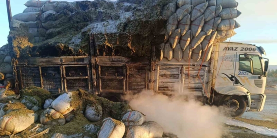Siirt’te Kamyon Saman Yangını: İtfaiye Ekipleri Hızlı Müdahale ile Kontrol Altında