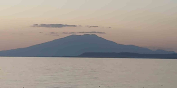 Süphan Dağı Zirvesinde Oluşan Bulut Tabakasının Van Gölü ile Büyüleyici Bütünleşmesi