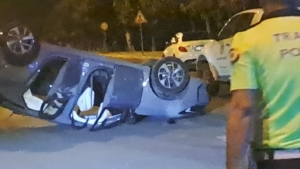 sur-ilcesinde-otomobil-takla-atti-3-yarali-olay-yerinde-inceleme-baslatildi-NZrvTzPu.jpg