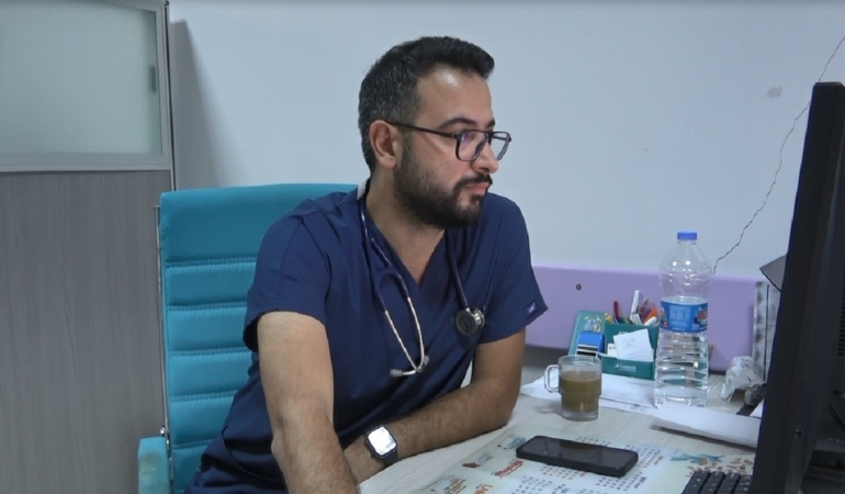 uzun-yolculuklarda-dikkat-bacak-toplar-damarlardaki-pihtilar-ve-akcigere-atma-riski-DqhXq5nT.jpg