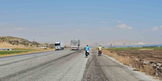 Van Gölü Çevresinde Bisiklet Tutkusunu Keşfetmek: Doğa, Yol ve Kültürel Zenginlikler