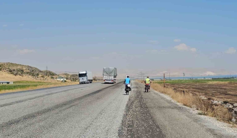 van-golu-cevresinde-bisiklet-tutkusunu-kesfetmek-doga-yol-ve-kulturel-zenginlikler-IUHTdXTv.jpg