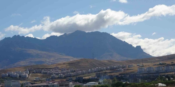 Van Gölü ve Etrafında Zirvelerde Birlikteliğin Bulut Dansı