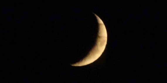 Van Gölü ve Hilal Ay: Gün batımında Gökyüzünde Saklambaç