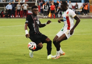 vanspor-fk-evinde-amed-sportif-faaliyetlerini-net-skorla-ellendi-3-0-QkymztyZ.jpg