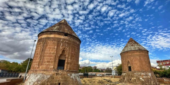 Ahlat’ın Gökyüzüyle Buluşan Tarihi Kümbetleri ve Bulut Dansı