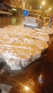 ahlatta-dolu-yagisi-anlik-manzara-sokaklar-bir-anda-beyaza-burundu-vQr85Aep.jpg
