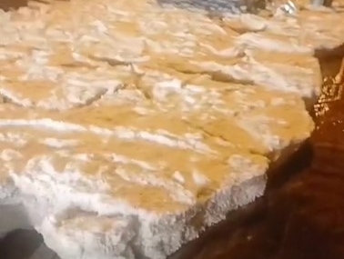 Ahlat’ta Dolu Yağışı Anlık Manzara: Sokaklar Bir Anda Beyaza Büründü