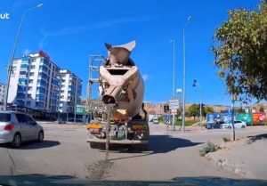 cadde-uzerindeki-beton-mikserinin-cimento-dokme-ani-ve-tepkiler-3tw6vvvF.jpg
