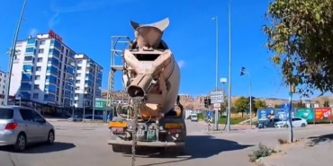 cadde-uzerindeki-beton-mikserinin-cimento-dokme-ani-ve-tepkiler-3tw6vvvF.jpg