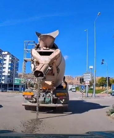 cadde-uzerindeki-beton-mikserinin-cimento-dokme-ani-ve-tepkiler-3tw6vvvF.jpg