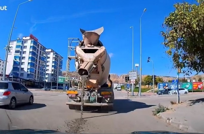 cadde-uzerindeki-beton-mikserinin-cimento-dokme-ani-ve-tepkiler-3tw6vvvF.jpg