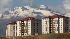 cilo-daginin-zirvesi-yeniden-karla-giyindi-yuksekovada-hava-dusuk-manzara-buyuleyici-clIhE17c.jpg
