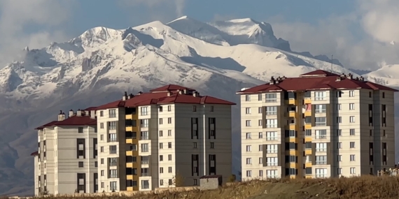 cilo-daginin-zirvesi-yeniden-karla-giyindi-yuksekovada-hava-dusuk-manzara-buyuleyici-clIhE17c.jpg