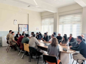 diclede-ogretmen-ve-ogrencilerle-bulusan-kaymakam-mustafa-atis-egitimde-destekler-paylasildi-xrarar3x.jpg