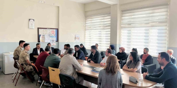 Dicle’de Öğretmen ve Öğrencilerle Buluşan Kaymakam Mustafa Atış: Eğitimde Destekler Paylaşıldı