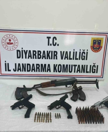 diyarbakir-cinarda-yapilan-operasyonda-ruhsatsiz-silah-ve-muhimmat-ele-gecirildi-gUtA77q5.jpg