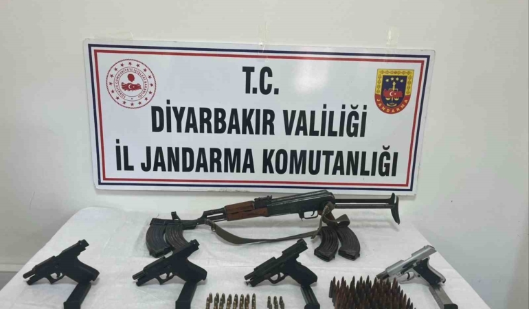 diyarbakir-cinarda-yapilan-operasyonda-ruhsatsiz-silah-ve-muhimmat-ele-gecirildi-gUtA77q5.jpg