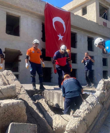 diyarbakir-deprem-tatbikati-enkaz-kurtarma-ve-kbrn-olaylarina-odakli-koordinasyon-GZ6X9R79.jpg