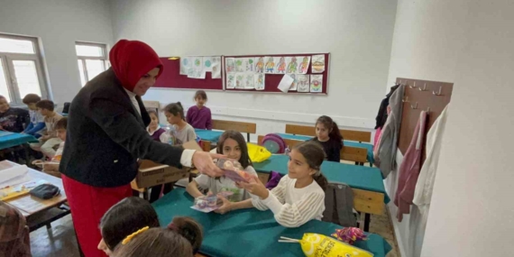 Diyarbakır Muradiye’de Dünya Kız Çocukları Günü’nde Muhtarın Hediyeli Ziyareti