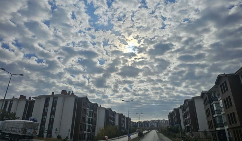 elazigda-sirrokumulusbulutlari-goz-aliyor-gokyuzunde-buz-kristalleriyle-dolu-bir-safak-UVdDXBtv.jpg