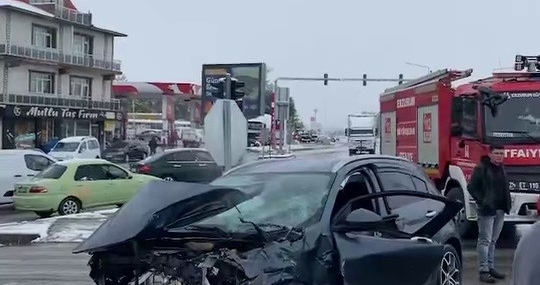 Erzurum İli Aziziye İlçesi Ilıca Köprüsünde Ağır Birleşik Kaza: Otomobil ve Beton Mikseri Çarpıştı