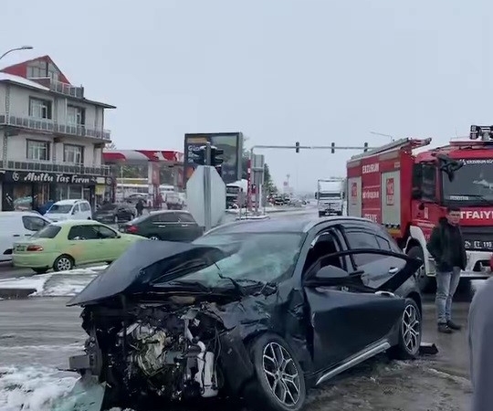 erzurum-ili-aziziye-ilcesi-ilica-koprusunde-agir-birlesik-kaza-otomobil-ve-beton-mikseri-carpisti-uEzi6TdA.jpg