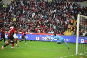 gaziantep-fk-efsanevi-3-0luk-ilk-yariyla-antalyasporu-maglup-etti-MncEOKD8.jpg