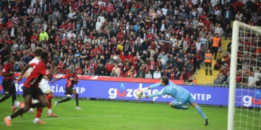 gaziantep-fk-efsanevi-3-0luk-ilk-yariyla-antalyasporu-maglup-etti-MncEOKD8.jpg