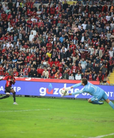gaziantep-fk-efsanevi-3-0luk-ilk-yariyla-antalyasporu-maglup-etti-MncEOKD8.jpg
