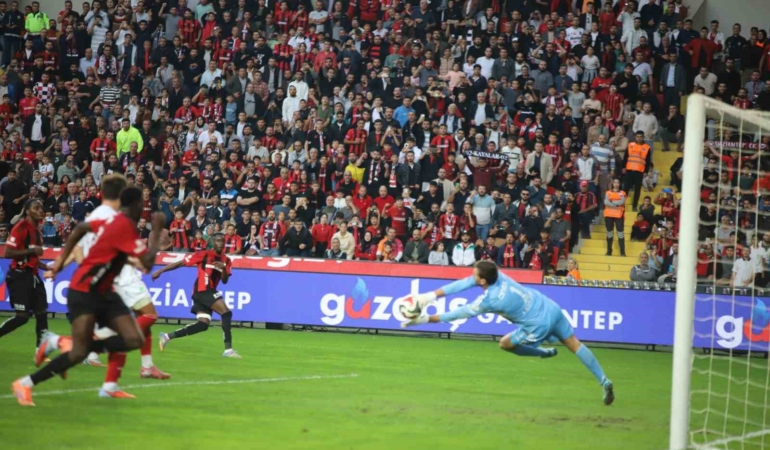 gaziantep-fk-efsanevi-3-0luk-ilk-yariyla-antalyasporu-maglup-etti-MncEOKD8.jpg