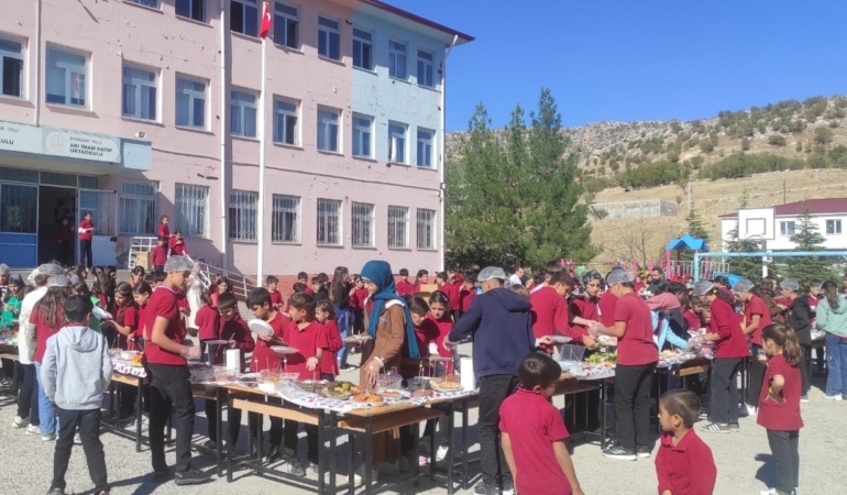 gazze-icin-okullardan-dayanisma-dicle-ari-mahallesinde-cedes-projesiyle-yardim-kampanyasi-FKSM572m.jpg