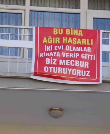 konut-depreminde-agir-hasar-iddiasi-balkon-pankartiyla-tepki-Cfte4Y2D.jpg