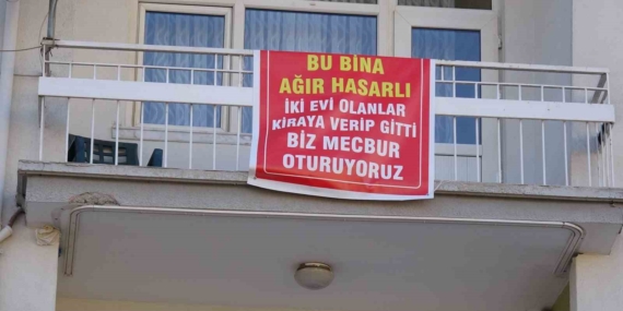 konut-depreminde-agir-hasar-iddiasi-balkon-pankartiyla-tepki-Cfte4Y2D.jpg