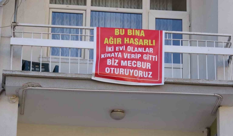 konut-depreminde-agir-hasar-iddiasi-balkon-pankartiyla-tepki-Cfte4Y2D.jpg